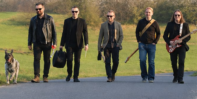 Zespół KREM — pięciu muzyków z gitarą